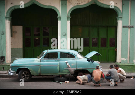 Havanna, Kuba - 18. Mai 2011: Kubaner arbeiten zusammen, um einen amerikanischen Oldtimer Reparatur liegt an einer Straße in Habana Vieja Stockfoto