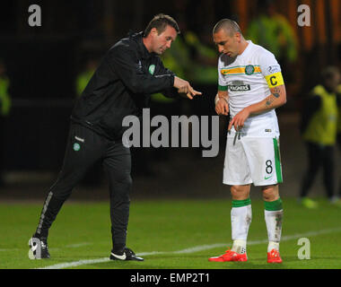 Dundee, Schottland. 22. April 2015. Schottische Premier League. Dundee gegen Celtic. Scott Brown erhält Anweisungen von Ronny Delia Credit: Action Plus Sport/Alamy Live News Stockfoto