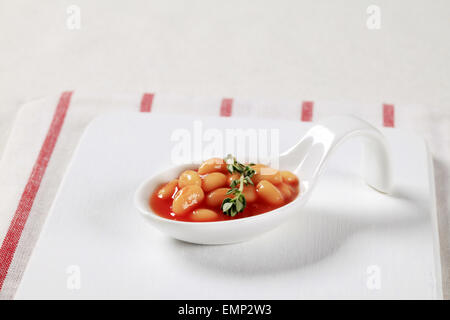 Weiße Bohnen in Tomatensauce Stockfoto
