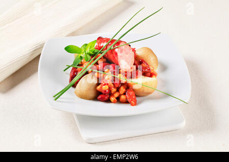 Rote Bohnen und Mais mit Wurst und Kartoffeln in Tomatensoße Stockfoto