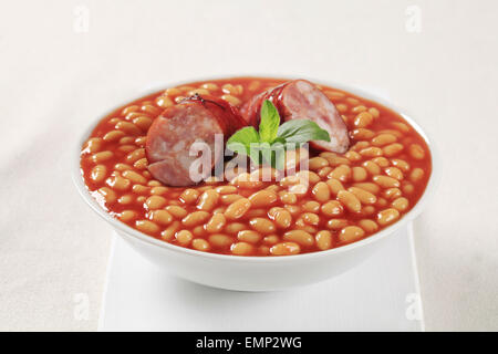 Gebackene Bohnen und Wurst in einer Schüssel weiß Stockfoto