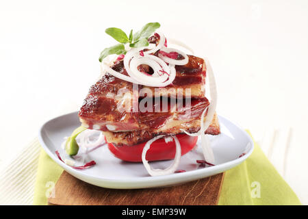 Geräucherte Rippchen mit Zwiebel und Paprika Stockfoto