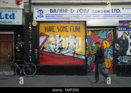 London, UK. 21. April 2015. Ein Mann gesehen zu Fuß entlang einer Graffiti bedeckt Shop auf Brick Lane im Osten Londons. Bildnachweis: David Mbiyu / Stockfoto