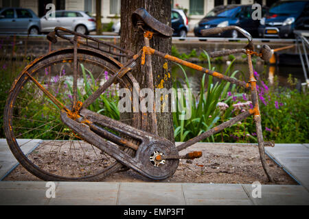 Eine verlassene Fahrrad auf einer Straße in Amsterdam Holland Stockfoto