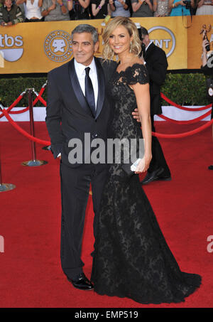 LOS ANGELES, CA - 29. Januar 2012: George Clooney & Stacy Keibler auf der 17. Awards Annual Screen Actors Guild im Shrine Auditorium, Los Angeles. 29. Januar 2012 Los Angeles, CA Stockfoto