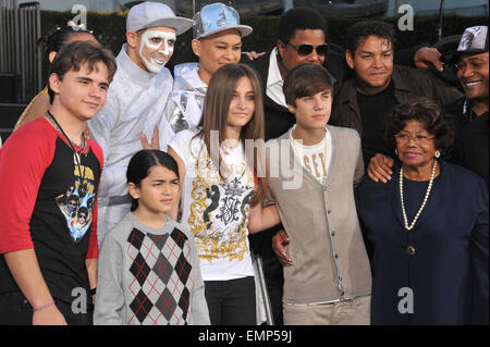 LOS ANGELES, CA - 26. Januar 2012: Michael Jacksons Kinder Prince Michael, Paris & Prince Michael II "Decke" bei ihrer Großmutter Katherine Jackson & Sänger Justin Bieber auf dem Hollywood Boulevard, wo sie ihres Vaters Hand & Fußabdrücke, platziert, mit seinen Schuhen & Handschuh, in Zement im Hof von Grauman es Chinese Theatre. Cirque du Soleil zeigen neu "Michael Jackson THE IMMORTAL World Tour" Premieren in Los Angeles Morgen. 26. Januar 2012 Los Angeles, CA Stockfoto