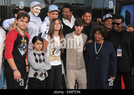 LOS ANGELES, CA - 26. Januar 2012: Michael Jacksons Kinder Prince Michael, Paris & Prince Michael II "Decke" bei ihrer Großmutter Katherine Jackson & Sänger Justin Bieber auf dem Hollywood Boulevard, wo sie ihres Vaters Hand & Fußabdrücke, platziert, mit seinen Schuhen & Handschuh, in Zement im Hof von Grauman es Chinese Theatre. Cirque du Soleil zeigen neu "Michael Jackson THE IMMORTAL World Tour" Premieren in Los Angeles Morgen. 26. Januar 2012 Los Angeles, CA Stockfoto