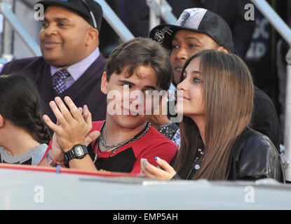 LOS ANGELES, CA - 26. Januar 2012: Michael Jacksons Kinder Prince Michael & Paris auf dem Hollywood Boulevard, wo sie ihres Vaters Hand & Fußabdrücke, platziert, mit seinen Schuhen & Handschuh, in Zement im Hof von Grauman es Chinese Theatre. Cirque du Soleil zeigen neu "Michael Jackson THE IMMORTAL World Tour" Premieren in Los Angeles Morgen. 26. Januar 2012 Los Angeles, CA Stockfoto