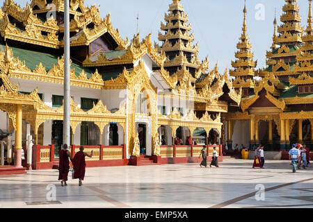 Buddhistische Anhänger Besuch des Shwedagon Pagode Tempels, Myanmar.  Shwedagon-Pagode Tempel ist die größte und wichtigste und heiligen buddhistischen Website für die Menschen in der Union von Myanmar. Stockfoto