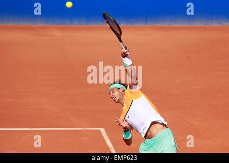 Barcelona. 22. April 2015. Der spanische Spieler Rafael Nadal dient, seinen Landsmann Nicolas Almagro bei den ATP Barcelona Open dazu "Conde de Godo" Tennis-Turnier in Barcelona am 22. April 2015. Nadal gewann 2: 0. Bildnachweis: Pau Barrena/Xinhua/Alamy Live-Nachrichten Stockfoto