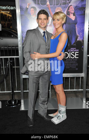 LOS ANGELES, CA - 9. Januar 2012: Jeremy Jordan & fiancŽe Ashley Spencer bei der Weltpremiere seines neuen Films "Joyful Noise" bei Graumans Chinese Theatre in Hollywood. 9. Januar 2012 Los Angeles, CA Stockfoto