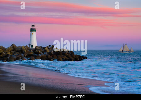 Santa Cruz Wellenbrecher Leuchtturm in Santa Cruz, Kalifornien bei Sonnenuntergang Stockfoto