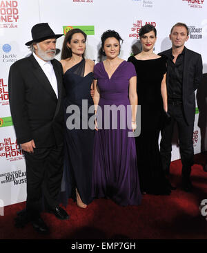 LOS ANGELES, CA - 8. Dezember 2011: LtoR: Rade Serbedzija, Angelina Jolie, Vanesa Glodjo, Zana Marjanovic & Goran Kostic an der Los Angeles premiere ihres neuen Films "In The Land of Blood and Honey" am ArcLight Theater, Hollywood. 8. Dezember 2011 Los Angeles, CA Stockfoto