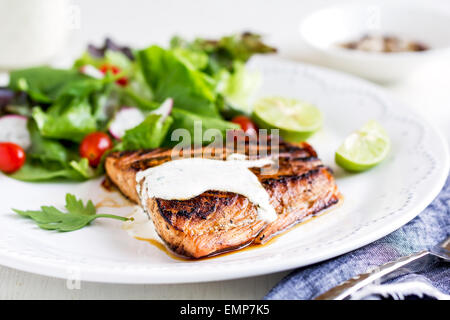 Glasierte Lachs mit Salat mit saure Sahne-dressing Stockfoto