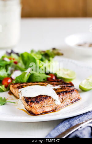 Glasierte Lachs mit Salat mit saure Sahne-dressing Stockfoto