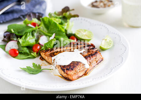 Glasierte Lachs mit Salat mit saure Sahne-dressing Stockfoto