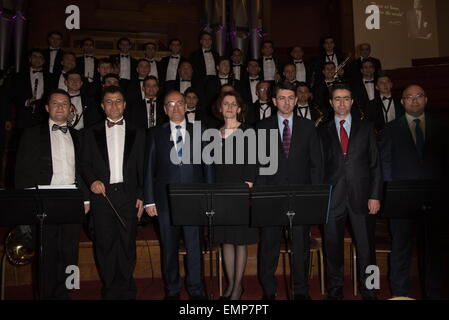 London, UK, 22. April 2015: türkische Botschafter Abdurrahman Bilgiç und seine Frau mit der türkischen Luftwaffe Band an der Central Hall Westminster in London. Foto: Credit: siehe Li/Alamy Live News Stockfoto