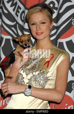 1. Dezember 2005; New York, NY, USA; PARIS HILTON und ihr Chihuahua TINKERBELL signiert ihr neues Buch "Your Erbin Tagebuch: alle zu mir zu bekennen" auf der Virgin Megastore am Times Square. Hier ist sie mit ihrem Hund Tinkerbell. Obligatorische Credit: Foto von Dan Herrick/KPA/ZUMA Press. (©) Copyright 2006 von Dan Herrick Stockfoto