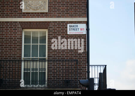 Baker Street Schild angebracht auf dunkle Mauer neben leeres Fenster auf der einen Seite und Balkon zum anderen. Es gibt viele Textfreiraum. Stockfoto