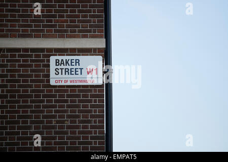 Baker Street Zeichen auf dunkle Mauer neben Drainagerohr angebracht. Es gibt viele Textfreiraum. Stockfoto