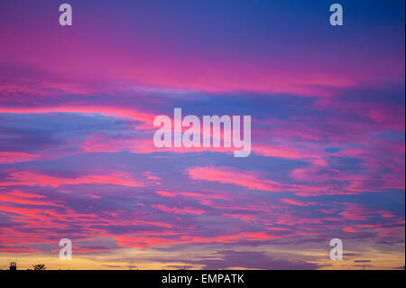 Wolken von der untergehenden Sonne zeigt rote Unterseite beleuchtet. Stockfoto