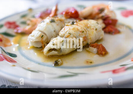 Fischsuppe mit Garnelen und Kirschtomaten. Stockfoto