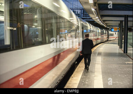 Berlin, Deutschland. 23. April 2015. Ein Dirigent geht vorbei an eines ICE-Zuges am Bahnhof Ostbahnhof in Berlin, Deutschland, 23. April 2015. Die GDL-Streik endet heute um 21:00. Foto: PAUL ZINKEN/Dpa/Alamy Live News Stockfoto