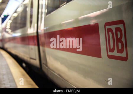 Berlin, Deutschland. 23. April 2015. Deutsche Bahn ICE Zug sitzt auf einer Plattform Haltestelle Ostbahnhof in Berlin, Deutschland, 23. April 2015. Die GDL-Streik endet heute um 21:00. Foto: PAUL ZINKEN/Dpa/Alamy Live News Stockfoto