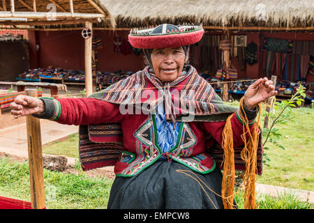 Indigene Frau Spinnen von Wolle, Urubamba, Peru Stockfoto