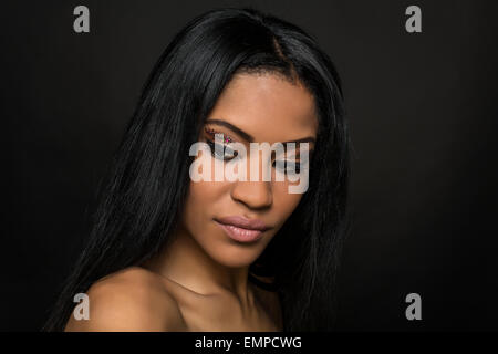 Junge Frau mit langen schwarzen Haaren, Beauty portrait Stockfoto