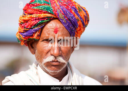 Porträt von einem senior Rajasthani, Mann mit Bart und Turban, Pushkar, Rajasthan, Indien Stockfoto