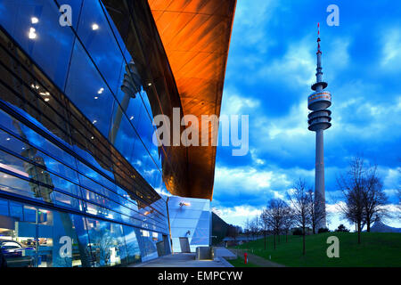 BMW Welt mit Olympiaturm München, Upper Bavaria, Bayern, Deutschland Stockfoto