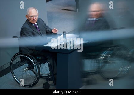 Berlin, Deutschland. 23. April 2015. Bundesminister der Finanzen Wolfgang Schaeuble spricht während eines Treffens der Bundestag in Berlin, Deutschland, 23. April 2015. Foto: MAURIZIO GAMBARINI/Dpa/Alamy Live News Stockfoto