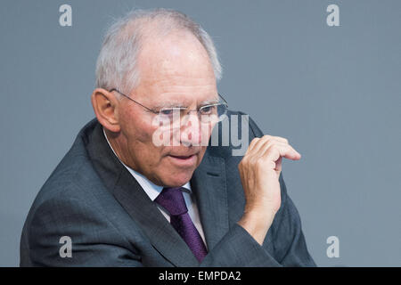 Berlin, Deutschland. 23. April 2015. Bundesminister der Finanzen Wolfgang Schaeuble spricht während eines Treffens der Bundestag in Berlin, Deutschland, 23. April 2015. Foto: MAURIZIO GAMBARINI/Dpa/Alamy Live News Stockfoto