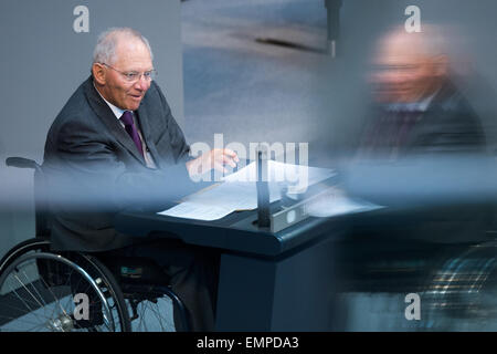 Berlin, Deutschland. 23. April 2015. Bundesminister der Finanzen Wolfgang Schaeuble spricht während eines Treffens der Bundestag in Berlin, Deutschland, 23. April 2015. Foto: MAURIZIO GAMBARINI/Dpa/Alamy Live News Stockfoto