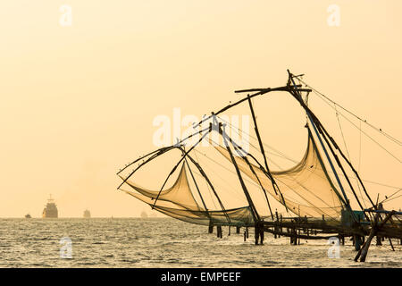 Chinesische Fischernetze, Sonnenuntergang, Arabisches Meer, Kochi, Kerala, Südindien, Indien Stockfoto