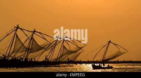 Chinesische Fischernetze, Sonnenuntergang, Arabisches Meer, Kochi, Kerala, Südindien, Indien Stockfoto