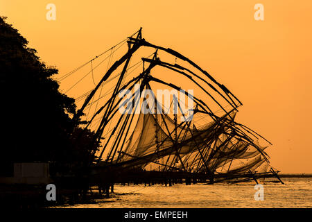 Chinesische Fischernetze, Sonnenuntergang, Arabisches Meer, Kochi, Kerala, Südindien, Indien Stockfoto