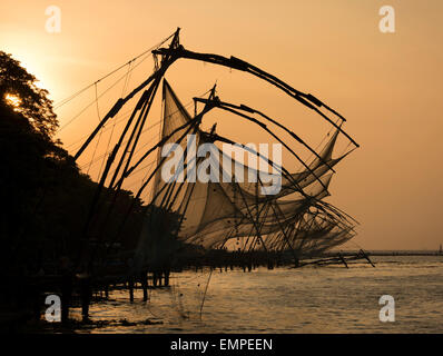 Chinesische Fischernetze, Sonnenuntergang, Arabisches Meer, Kochi, Kerala, Südindien, Indien Stockfoto