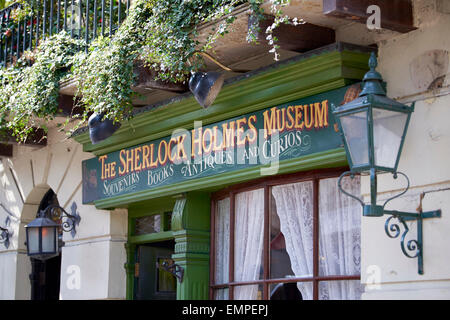 LONDON, UK - APRIL 22: Detail des Banners in der Einfahrt auf das Sherlock Holmes Museum. 22. April 2015 in London. Stockfoto