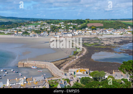 Blick auf Marazion von der Spitze des St. Michaels Mouint mit trockenen Causeway bei Ebbe Stockfoto