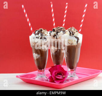 Eiskaffee Getränke im klassischen Limonade Gläser im modernen Café Stil rot und rosa Hintergrund auf weiß Vintage Holz Tisch. Stockfoto