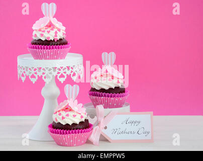 Glücklich Muttertag rosa und weißen Cupcakes auf Retro-Stil Kuchen steht auf Vintage weißer Holztisch. Stockfoto