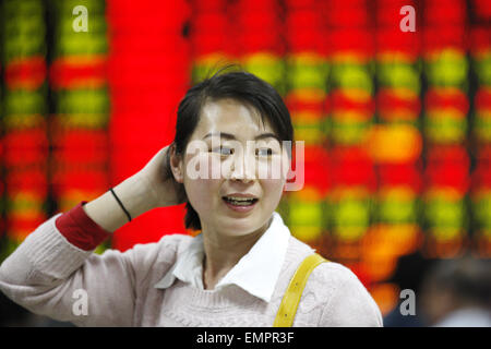 Huaibei, Anhui, China. 23. April 2015. Ein Investor Uhren des eklektischen Monitors an einer Börse in Huaibei, Provinz Anhui, China am 23. April 2015.China Aktien stieg auf frischen sieben-Jahres-Hochs am Donnerstag mit schwächer als erwartet Fabrik Aktivitätsdaten Erwartungen der neuen Regierung Reiz zu stärken. Der CSI300 Index der größten börsennotierten Unternehmen in Shanghai und Shenzhen leicht gestiegen und endete am 4,740.89, während die Shanghai Composite Index 0,4 Prozent auf 4.414,51 Punkte. Bildnachweis: Panda Auge/Alamy Live-Nachrichten Stockfoto