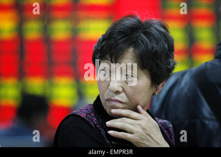 Huaibei, Anhui, China. 23. April 2015. Ein Investor Uhren des eklektischen Monitors an einer Börse in Huaibei, Provinz Anhui, China am 23. April 2015.China Aktien stieg auf frischen sieben-Jahres-Hochs am Donnerstag mit schwächer als erwartet Fabrik Aktivitätsdaten Erwartungen der neuen Regierung Reiz zu stärken. Der CSI300 Index der größten börsennotierten Unternehmen in Shanghai und Shenzhen leicht gestiegen und endete am 4,740.89, während die Shanghai Composite Index 0,4 Prozent auf 4.414,51 Punkte. Bildnachweis: Panda Auge/Alamy Live-Nachrichten Stockfoto