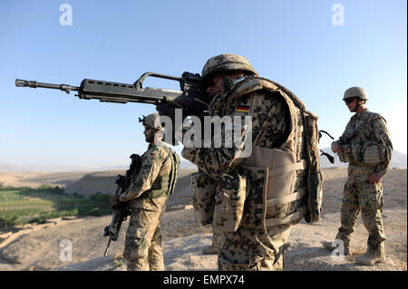 Datei - Datei Bild datiert 18. August 2011 zeigt deutsche Bundeswehr Infanteriekompanien, eins mit einem Sturmgewehr G36, Patrouillen in der Nähe von Char Darah, Afghanistan. Die parlamentarischen Ombudsman für die Streitkräfte, Koenigshaus, präsentiert seinen letzten Jahresbericht im Bundestag. Die Debatte befasst sich mit der geplanten Rücknahme des G36 standard Gewehr aus dem Dienst. Foto: MAURIZIO GAMBARINI/dpa Stockfoto