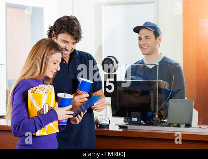 Paar Kauf Kinokarten an Abendkasse Stockfoto