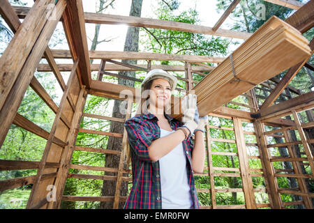 Nachdenklich Arbeitnehmerin mit Holzbohlen Stockfoto