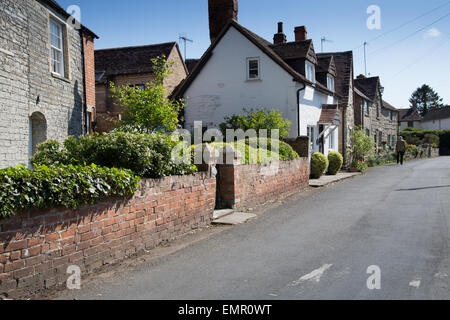 Ein Alter Mann zu Fuß durch eine Gasse in Bidford on Avon, Warwickshire, England Stockfoto