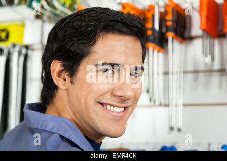 Mann lächelnd In Hardware Shop Stockfoto